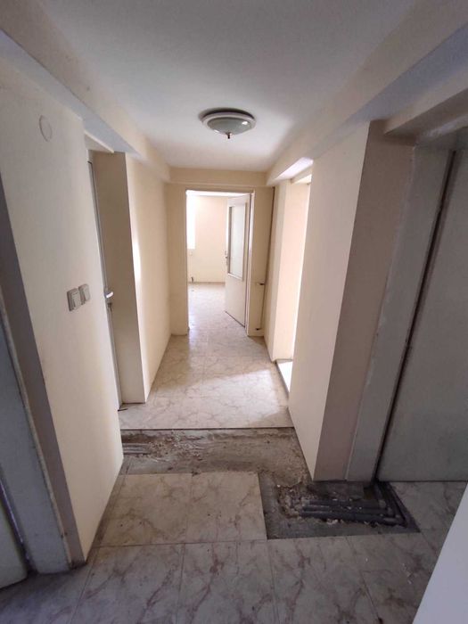 3-етажна къща с басейн и голям двор в квартал Каменица