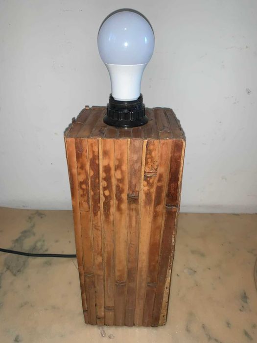 Veioza din lemn imbracata in bambus