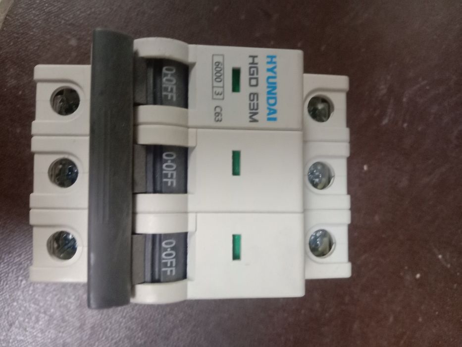 Автомат HYUNDAI трёх полюсный