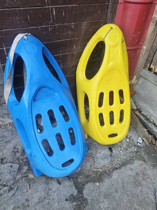Sanie plastic cu șine metalice