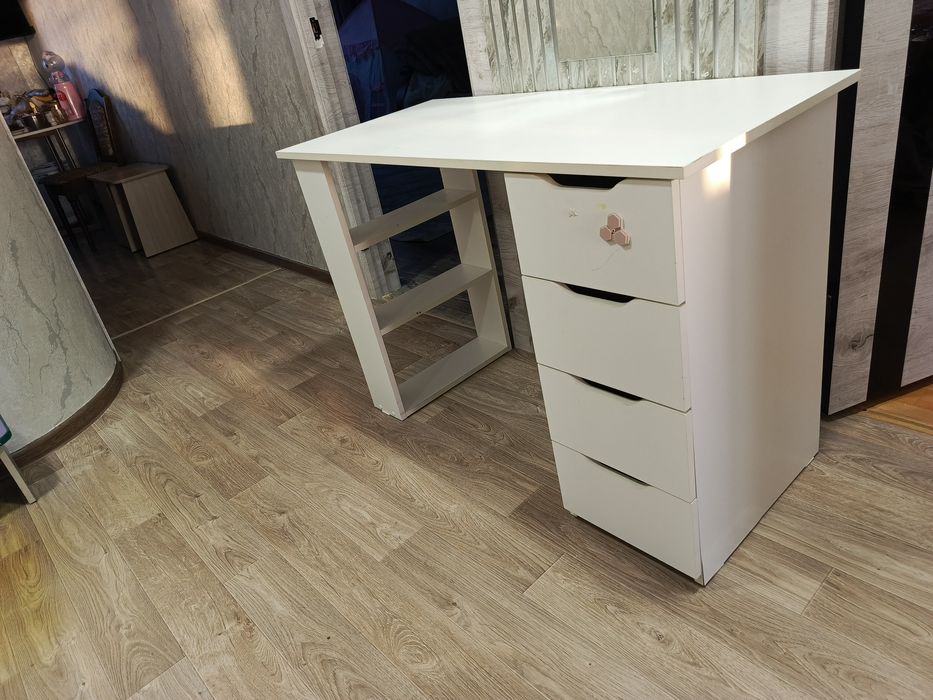 Продам стол для уроков занятий