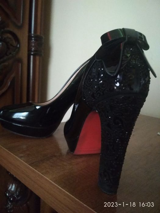 Usti lakeronniy tufli sotiladi.holati toza.kop giyilmagan