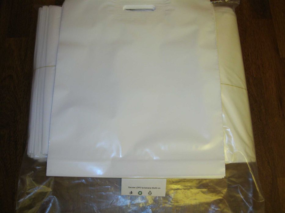 Pungi-sacose albe reciclabile-reutilizabile conform legislatiei.