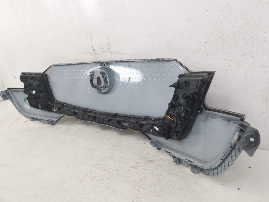 Решетка Радиатор Мазда 6 / Mazda 6 Оригинална Повредена