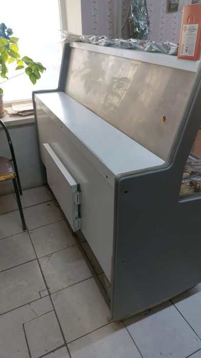 Продам витринный холодильник