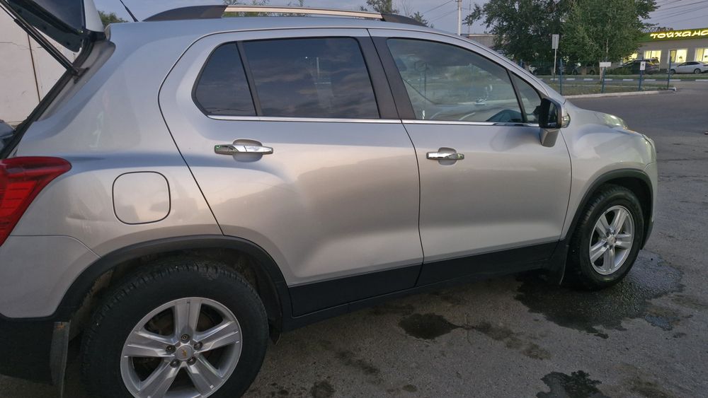 Машина кроссовер Шевроле Трекер