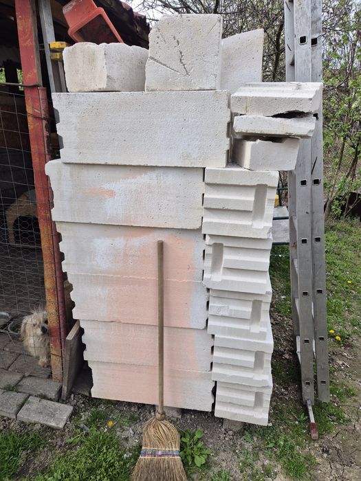 Vand boltari in jur de  45  de bucati, noi si cateva bucati taiate