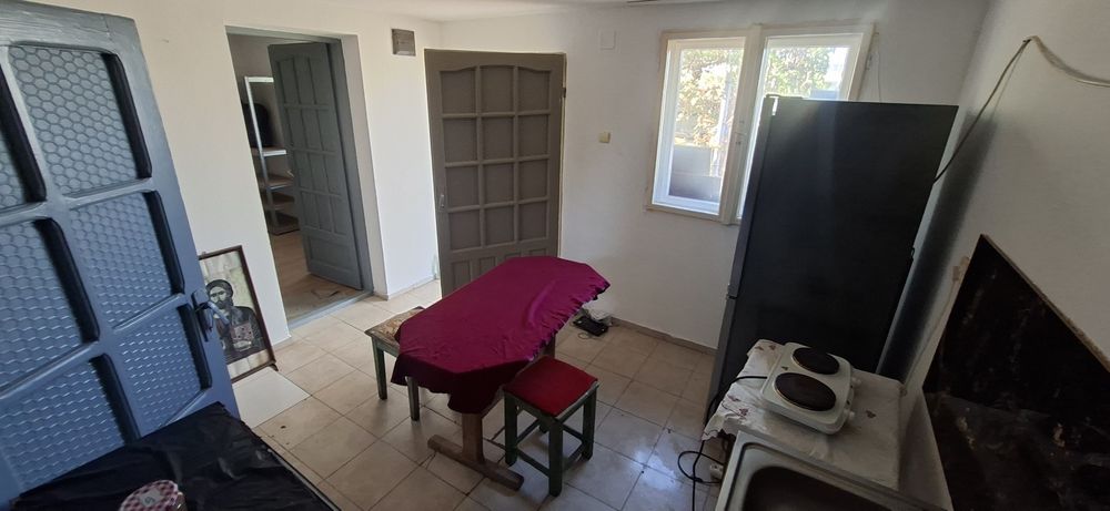 Casa micuta de inchiriat, cu curte mare, primim si cu animale de companie fara probleme.