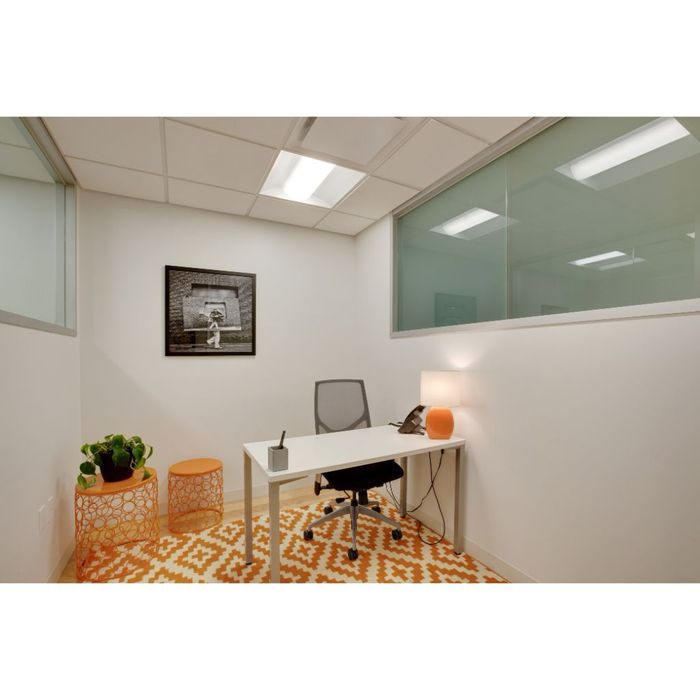Spațiu de birou frumos proiectat pentru 1 persoană în Spaces Expo
