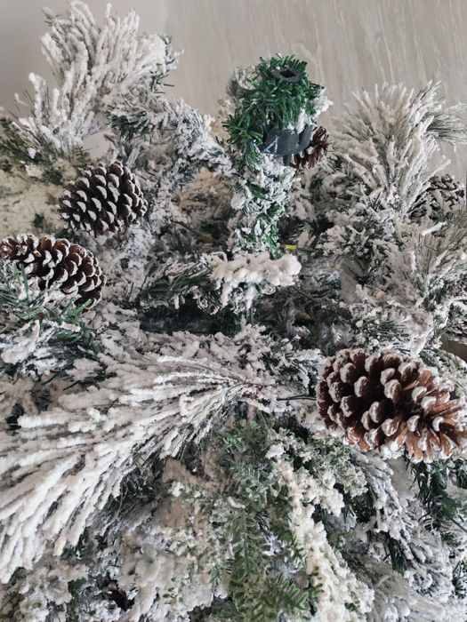 Елха с вградени шишарки и сняг