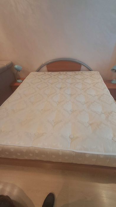 Спалня с нощни шкафчета и матрак