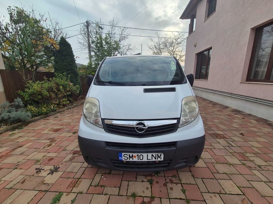 Opel Vivaro L2 (varianta lungă) 8+1 locuri Motor 2.0 CDTI