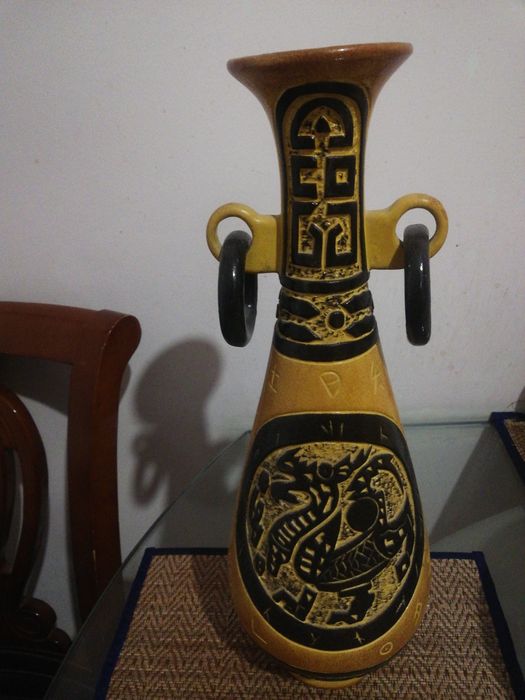 Ваза с казахскими орнаментами