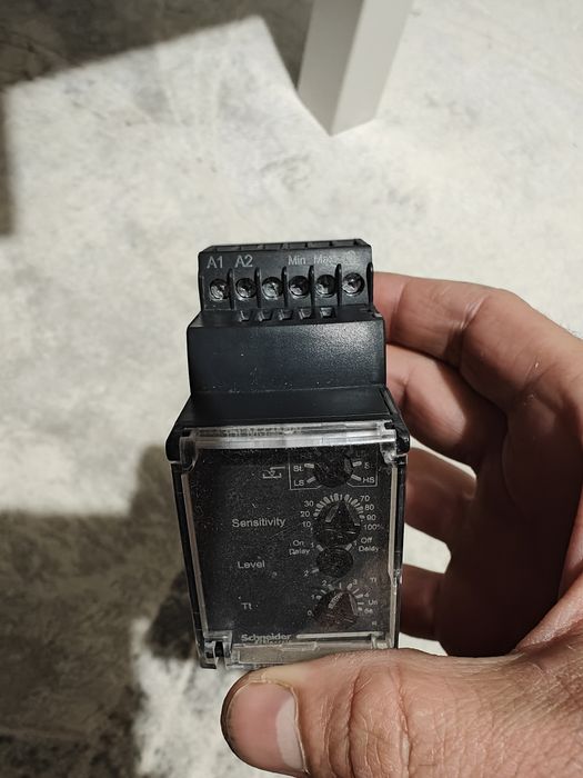 Releu de control pentru nivelul lichidului