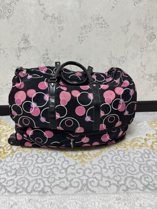 Продам чемодан на колесиках