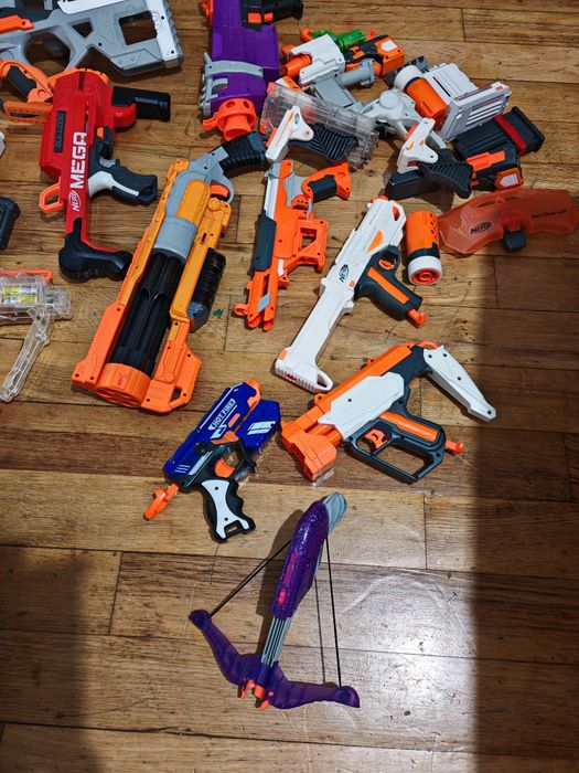 Pistoale jucărie NERF și gloanțe burete