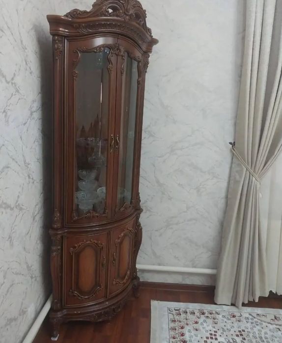 Продается комод , сервант и стол со стульями 7 шт