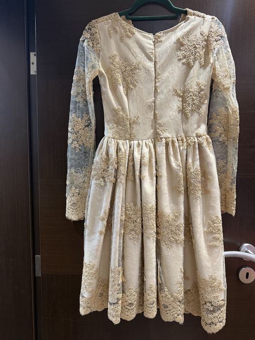 Дантелена рокля в златисто- кафяво
