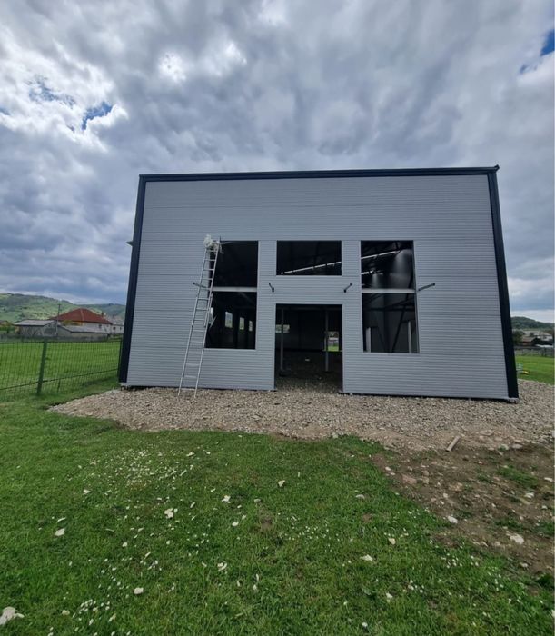 Hala metalica invelita cu tabla sau panouri