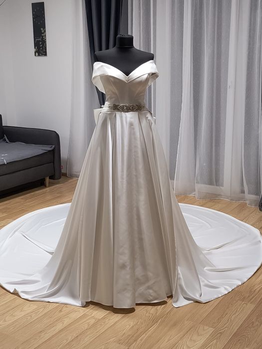 Rochie de mireasă elegantă, satin premium + trenă spectaculoasă detașabilă