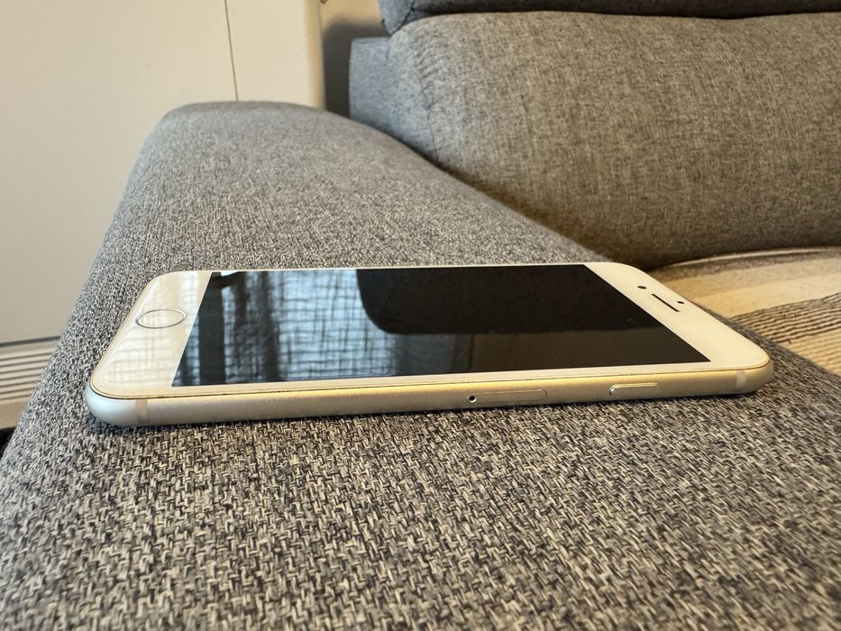 Телефон IPhone 8