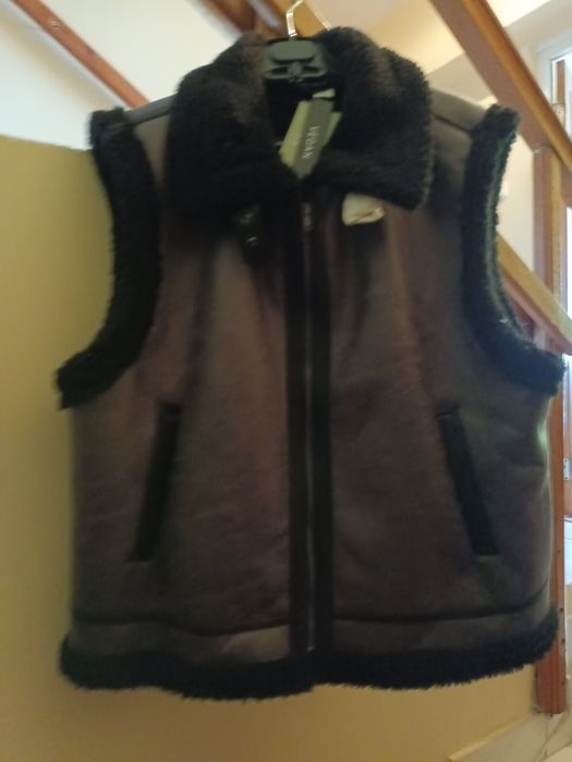 Vand doua geci si o vesta din piele ecologica cu blanita marimea L,Xl