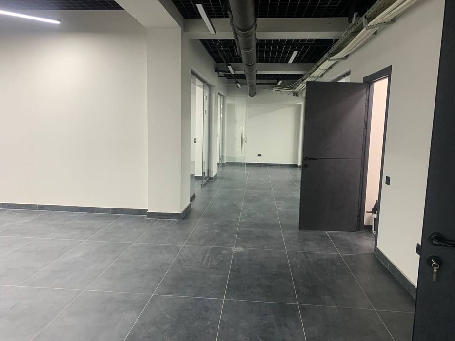 Продаётся квартира нежилое помещение Цокольный этаж 10 комнатная