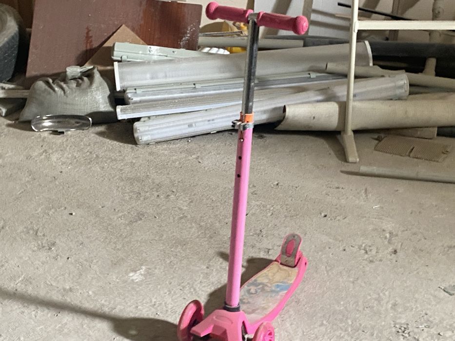 Продам девчачьи самокат за 1500