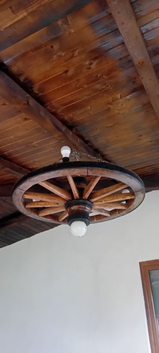 Vand candelabru  roata car foarte veche pentru iluminat
