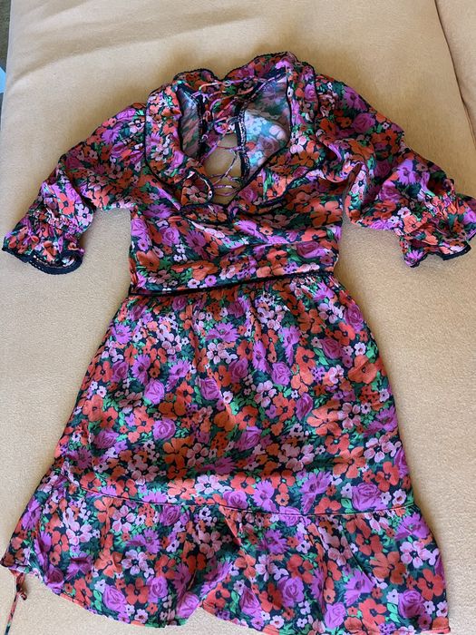 Рокля на цветя с гол гръб и буфан ръкав