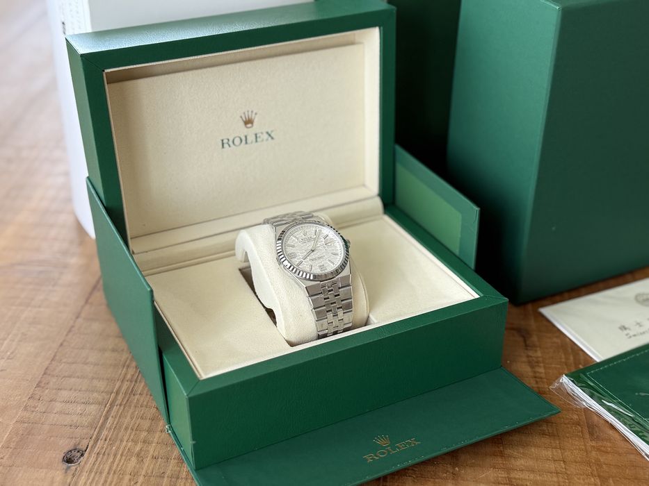 Часы Rolex Land Dweller