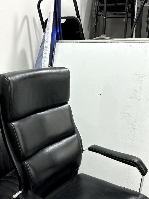 Ofis mebellari sotildi