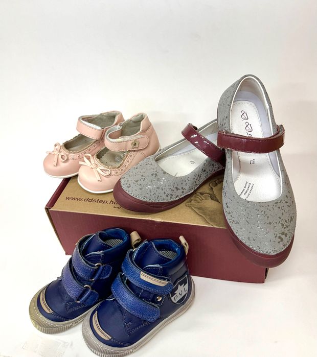 Детски обувки, сандали, боти и пантофи на разпродажба от магазин.