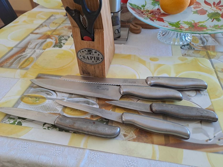 Комплект ножове с метални дръжки на дървена поставка