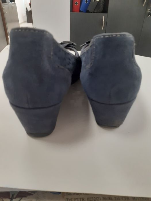Decupate dama din piele intoarsa
