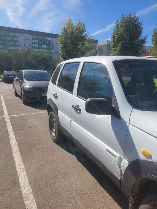 Машина шевролет нива