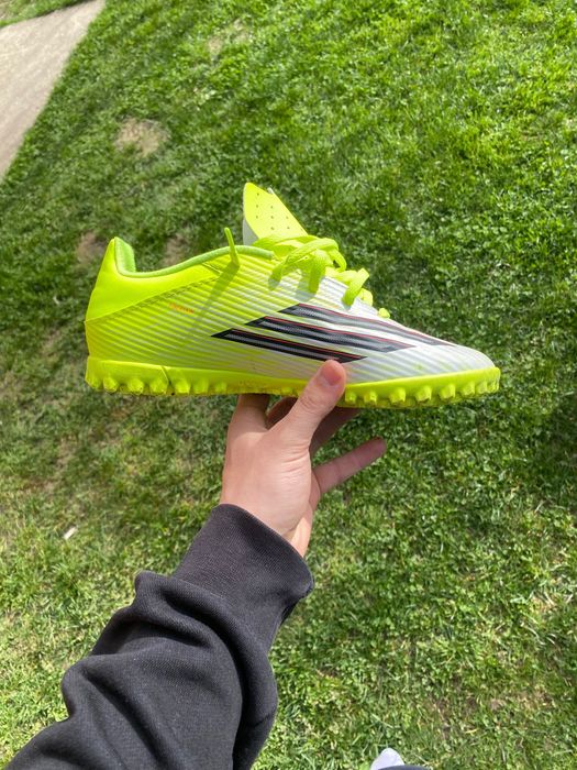 Adidasi de fotbal F50