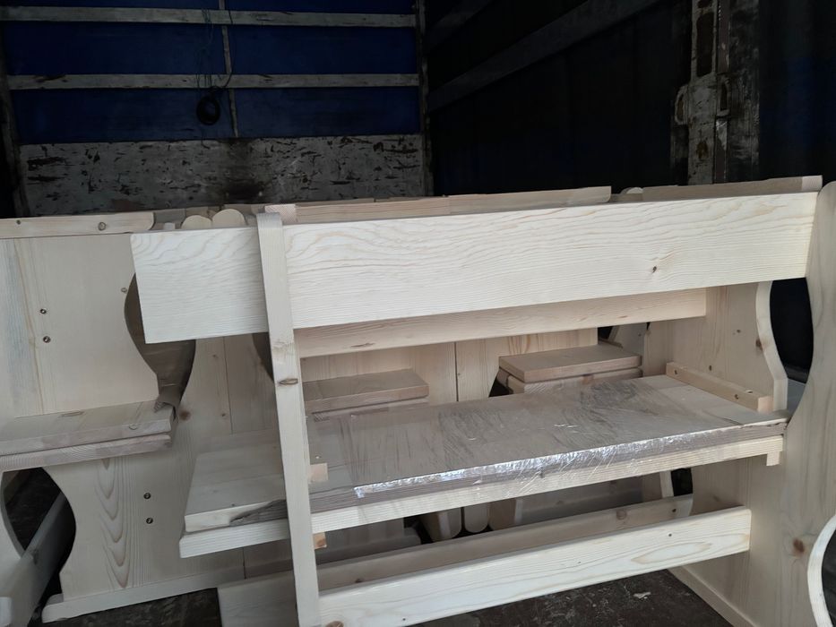 Дървени маси и пейки