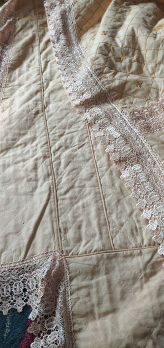 Покрывало с наволочками, простыней и тонким наматрасником