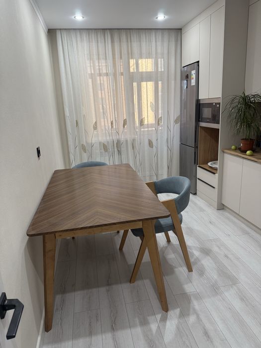 Продам стол и 6 стульев