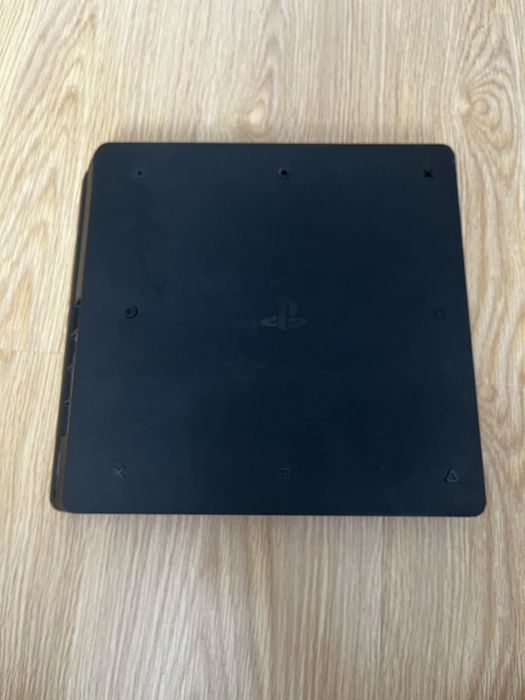 Продавам Playstation 4 Slim 500 gb с един джойстик и няколко игри