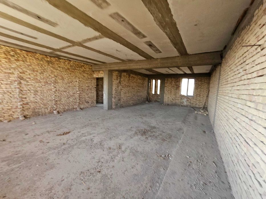 2 qavatli bino, magistralni yo'lini yoqasidan sotiladi.