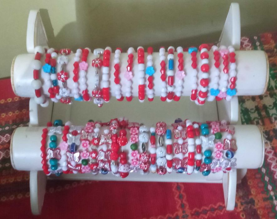 ПОДАРЪК ЕТАЖЕРКАТА! 40 ластични гривни-микс.Детски и дамски, различни.