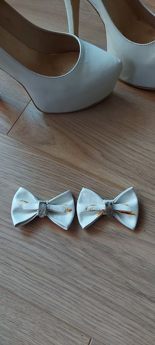 Бели обувки от естествена кожа