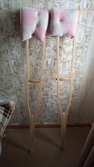 Костыли. Новые. Продаю  по  договорной  цене