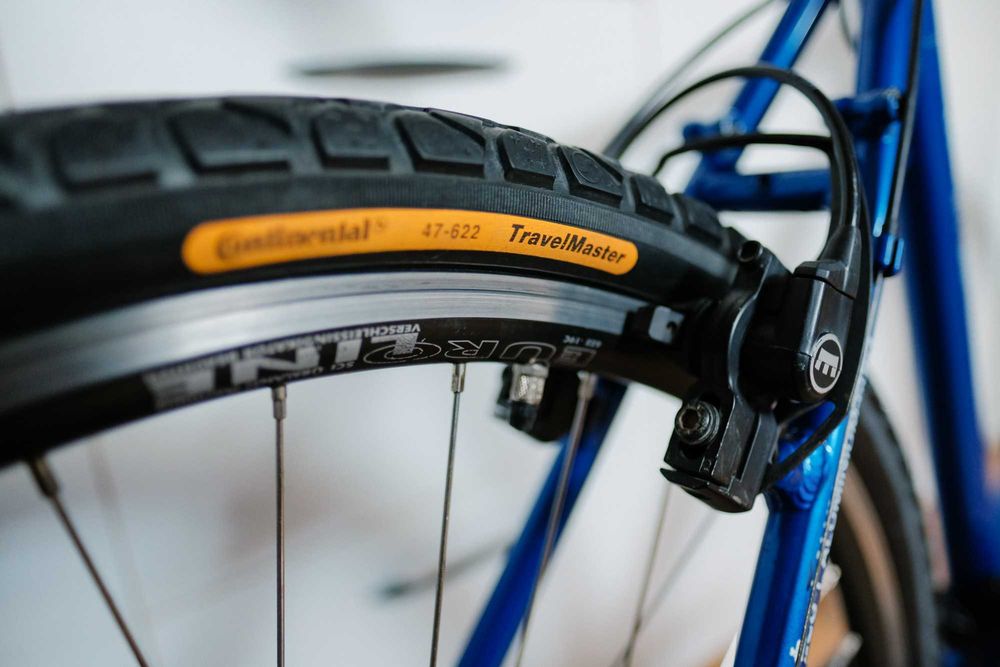 Bicicleta Trekking roti 28, frane hidraulice, echipata shimano. Cross Country