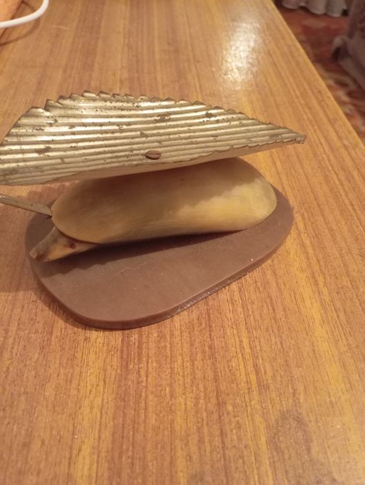 Статуэтка ёжик с листом.