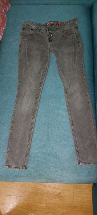 Няколко чифта дамски дънки и панталони