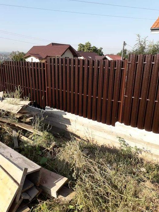 Garduri si porti de diferite modele si dimensiuni (sipca metalica, panou stil jaluzele, tabla cutata, plasa bordurata, BCA sau beton si alte modele)