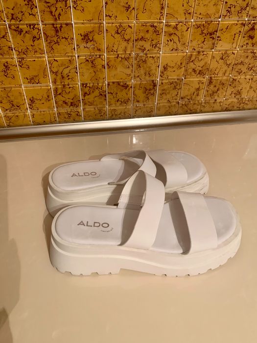 Белая женская обувь